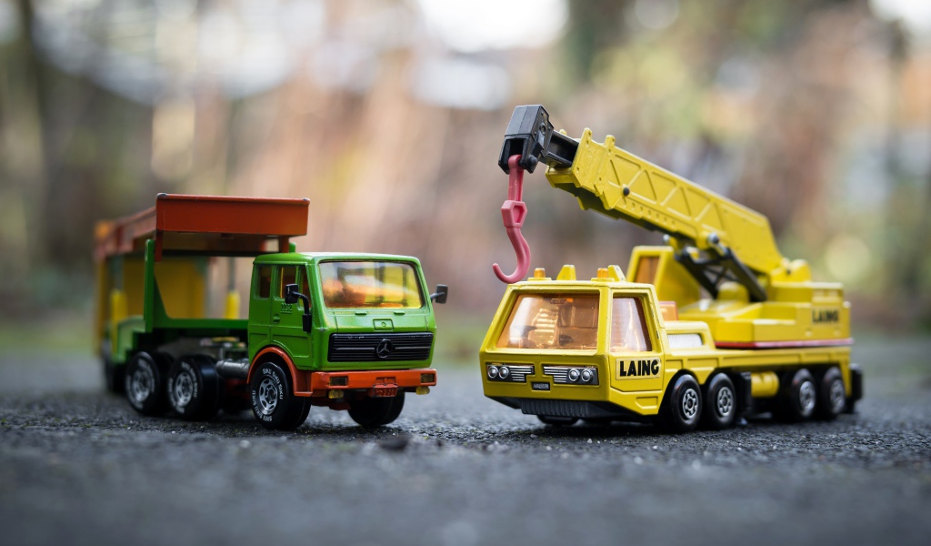 Две старых машинки грузовик и кран