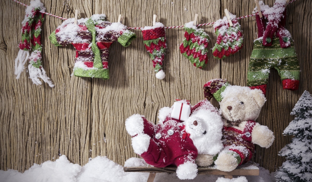 Два плюшевых мишки в теплых костюмах зимой