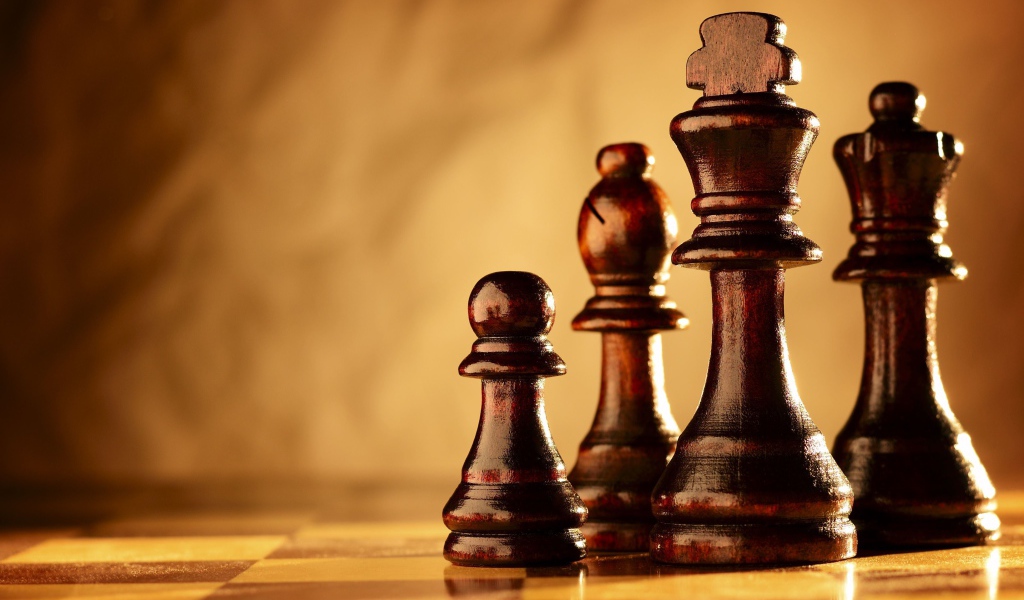 Деревянные шахматные фигуры на шахматной доске