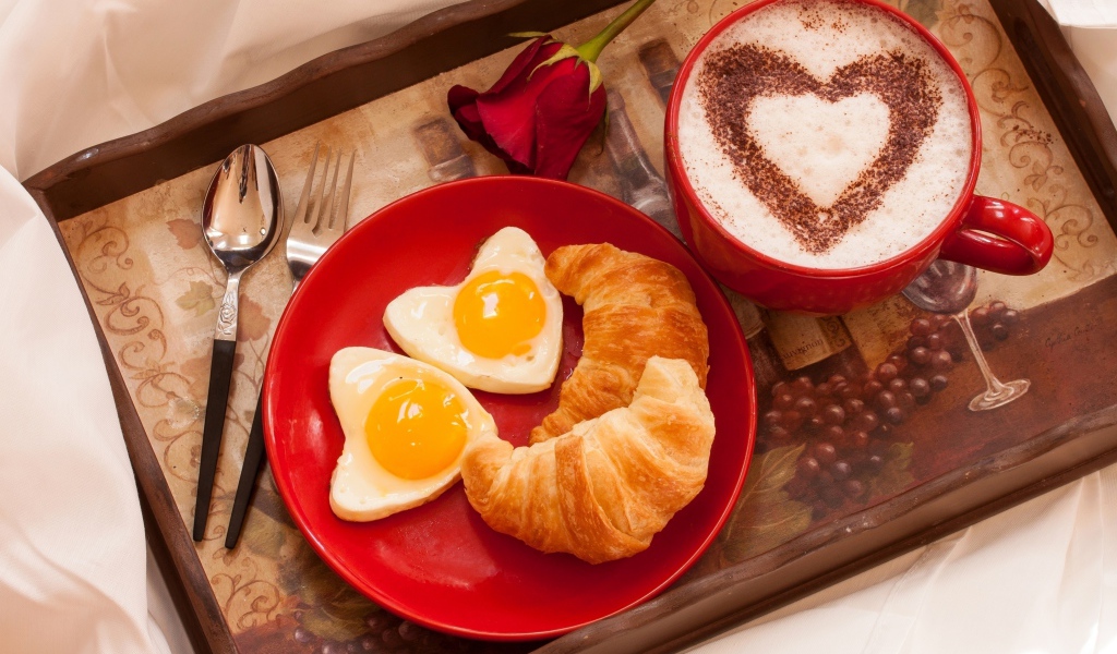 Чашка кофе с круассанами и яичницей на завтрак для любимой