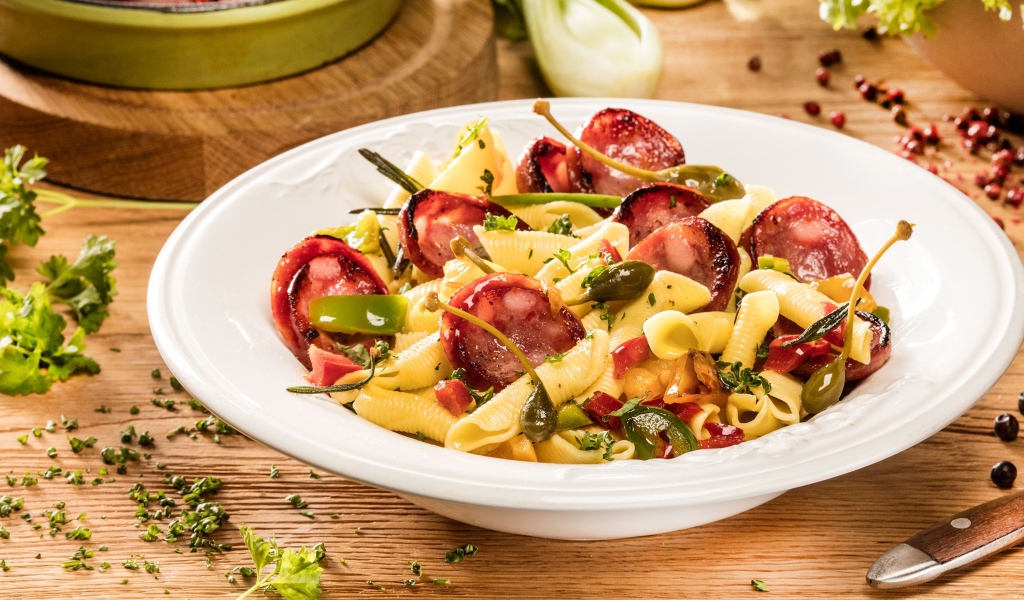 Тарелка макарон с колбасой и зеленью