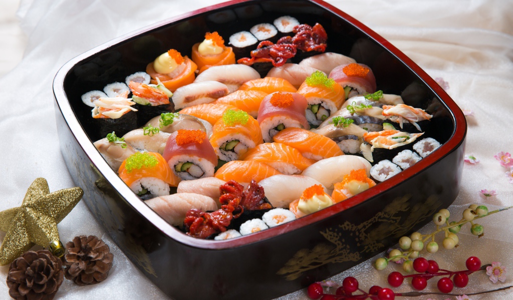 Аппетитные японские суши и роллы на столе