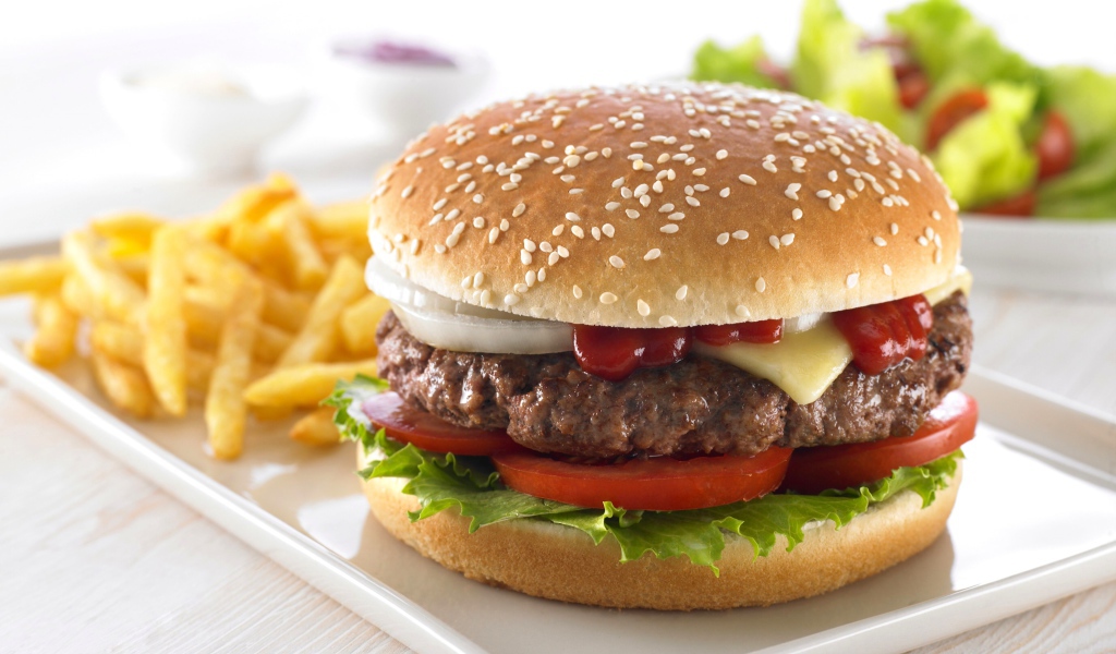 Аппетитный большой гамбургер с картофелем фри