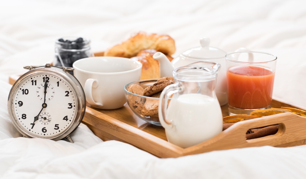 Аппетитный завтрак в постель с будильником