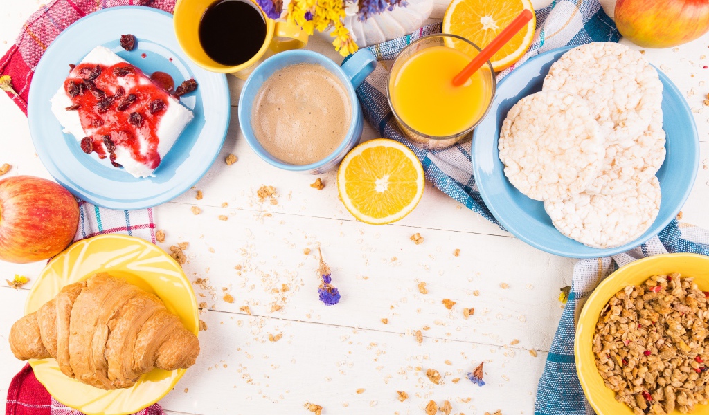Аппетитный завтрак на столе