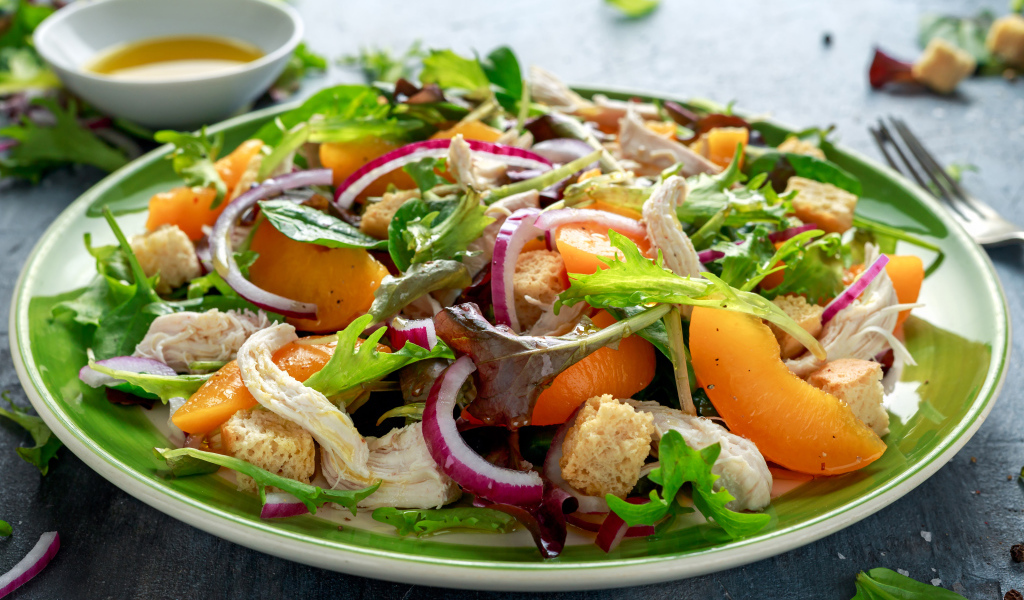 Аппетитный салат с курицей на большой тарелке