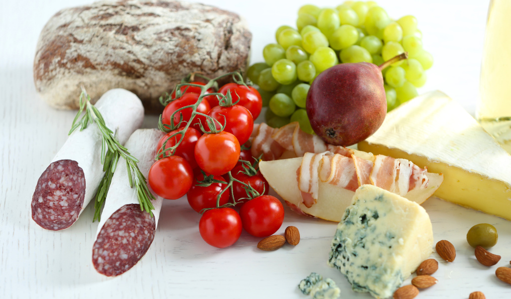 Аппетитные продукты на столе