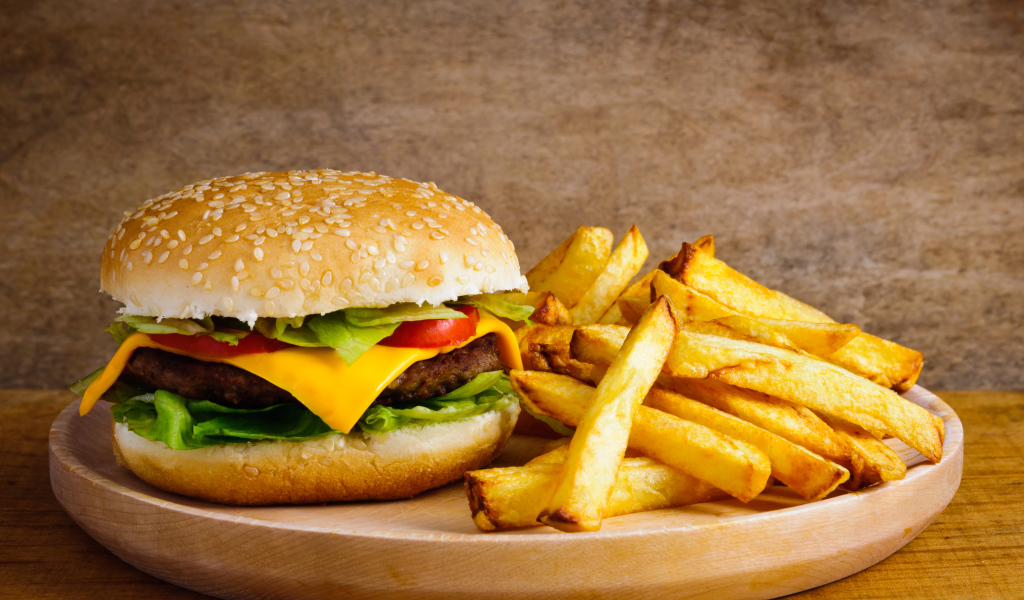 Аппетитный гамбургер на столе с картофелем фри