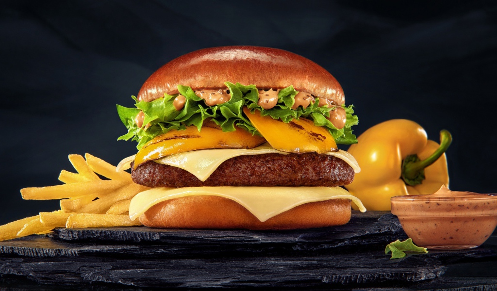 Аппетитный гамбургер с картофелем фри, болгарским перцем и соусом