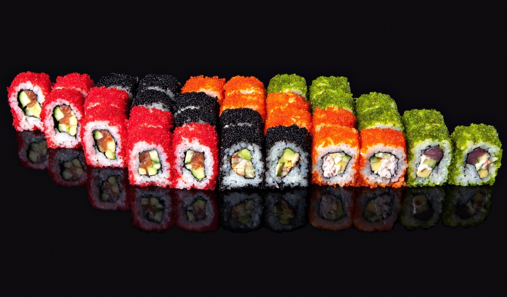 Аппетитный ролл сет на черном фоне