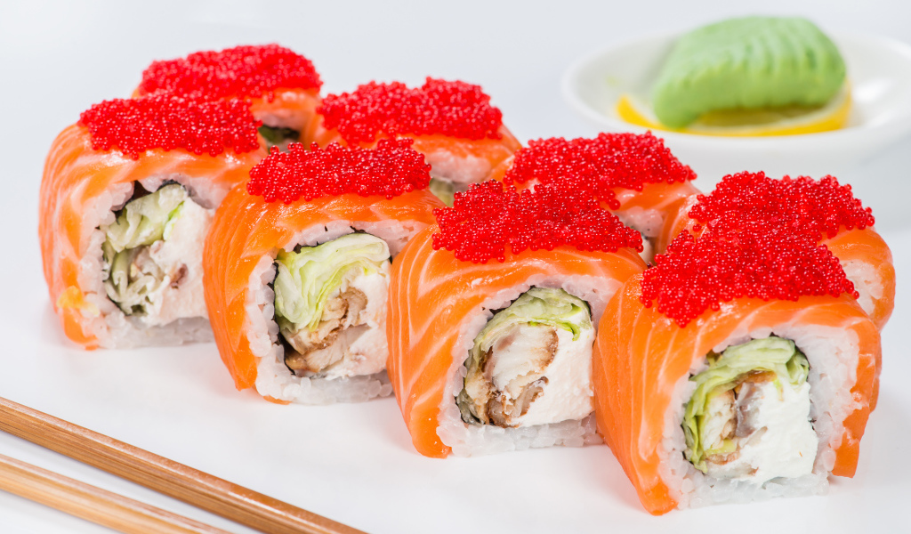 Аппетитные роллы с красной рыбой и красной икрой