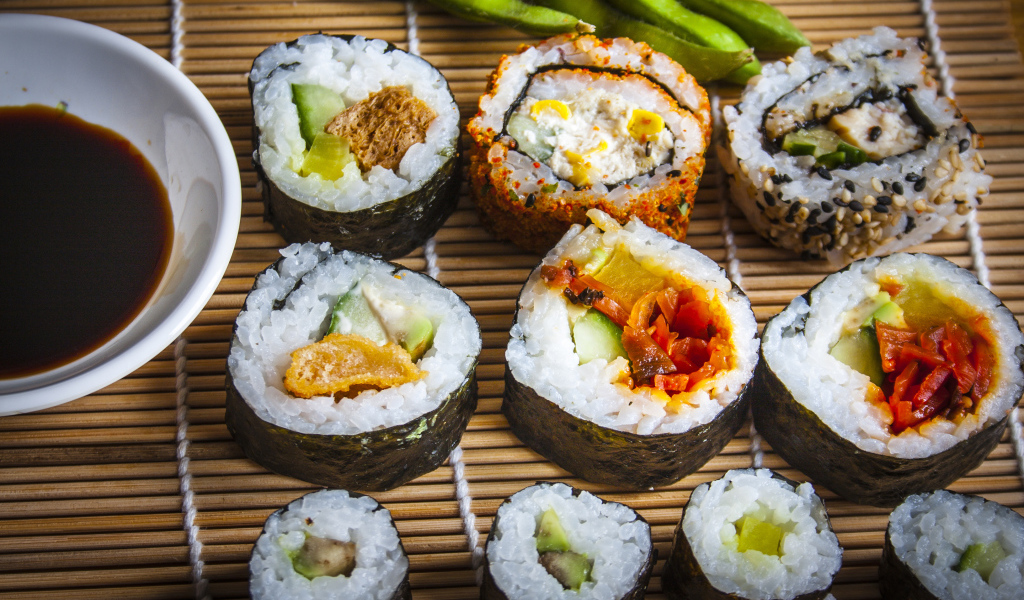 Аппетитные роллы с соевым соусом на бамбуковой салфетке 