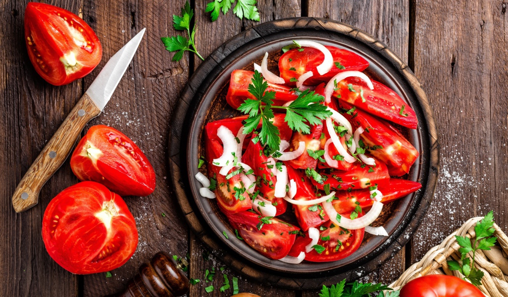 Аппетитный салат из свежих помидоров с луком и зеленью петрушки