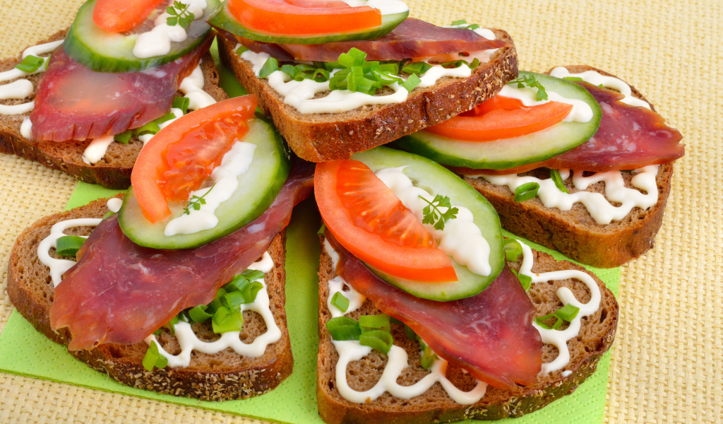 Аппетитные бутерброды с колбасой, помидорами и огурцами