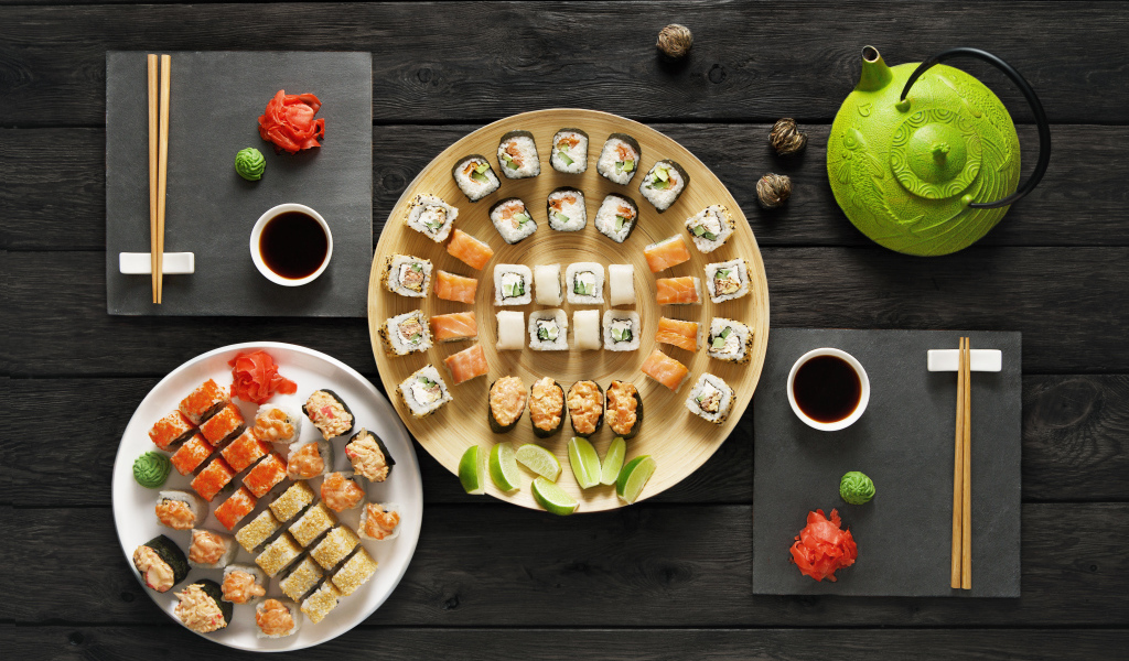Аппетитные суши на столе с чаем 