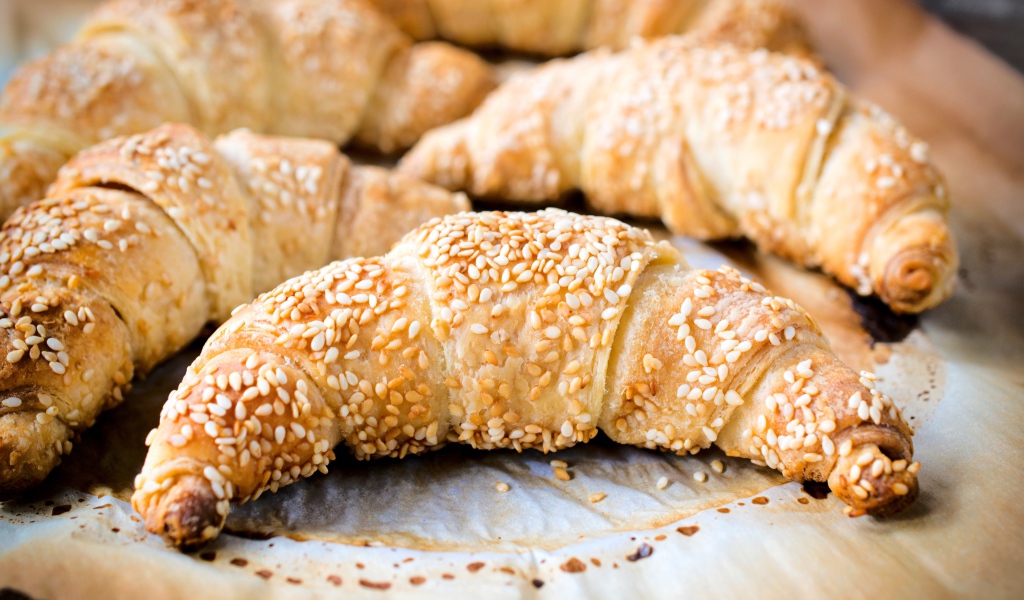 Ароматные свежие круассаны с кунжутом
