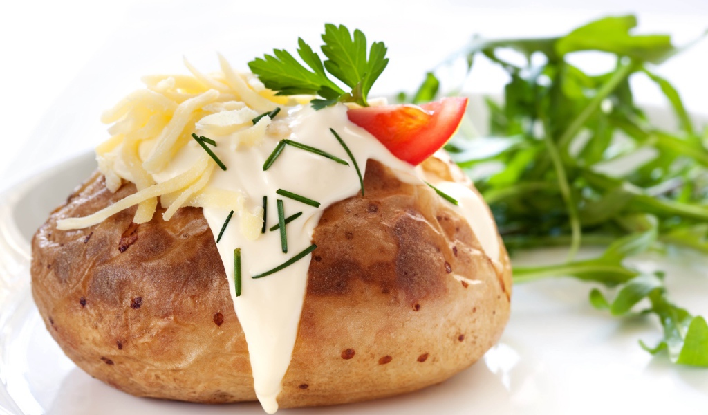Запеченный картофель со сметаной, сыром и зеленью 