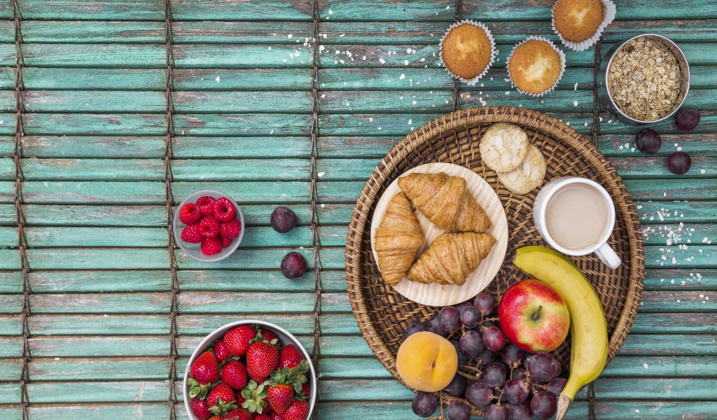 Ягоды со свежими круассанами и кофе на завтрак