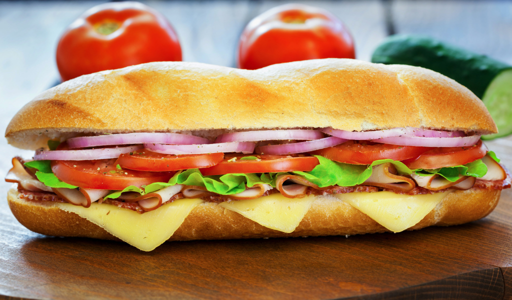 Большой бутерброд на столе крупным планом