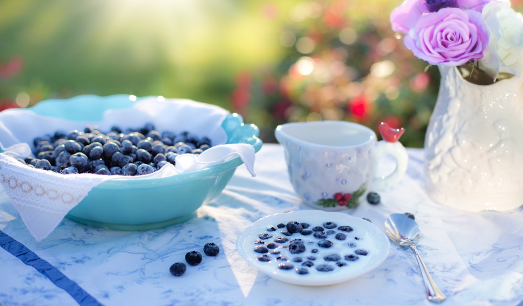 Черника с молоком на завтрак
