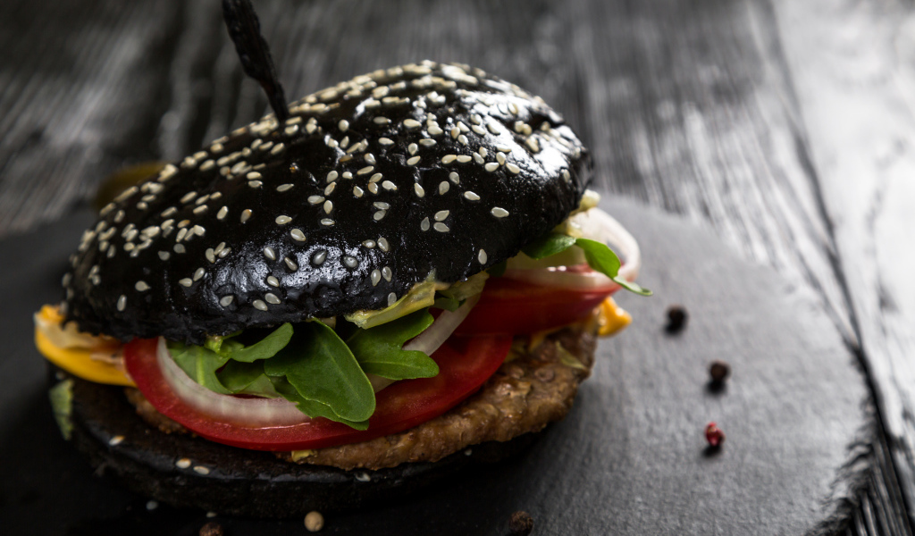 Черный гамбургер на столе