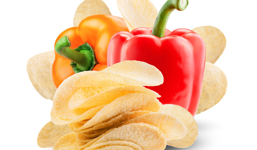 Чипсы с болгарским перцем на белом фоне