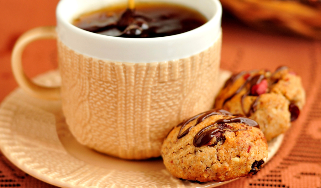 Печенье с шоколадом на столе с чашкой чая 