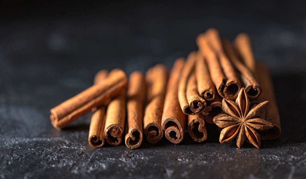 Палочки корицы с бадьяном на столе