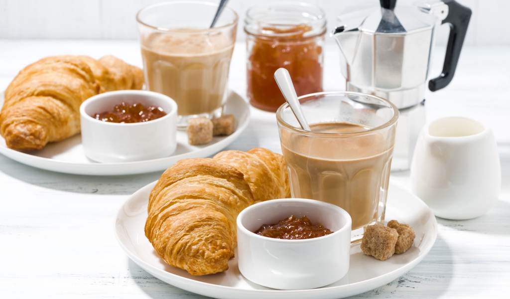 Какао с джемом и круассанами на завтрак