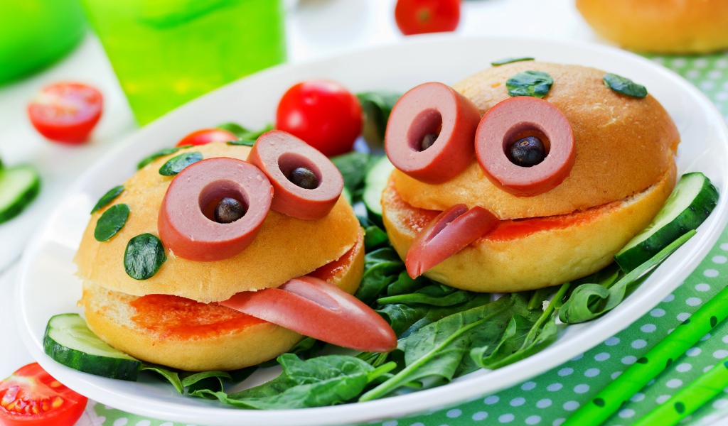 Креативные булочки с овощами и сосисками