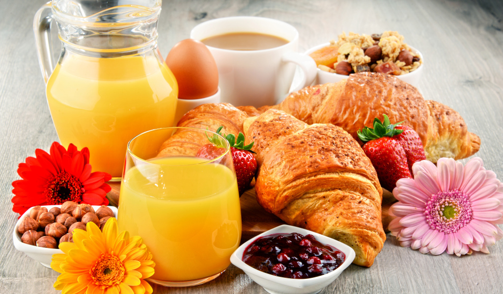 Круассаны, сок, орехи, яйцо и мюсли на завтрак 