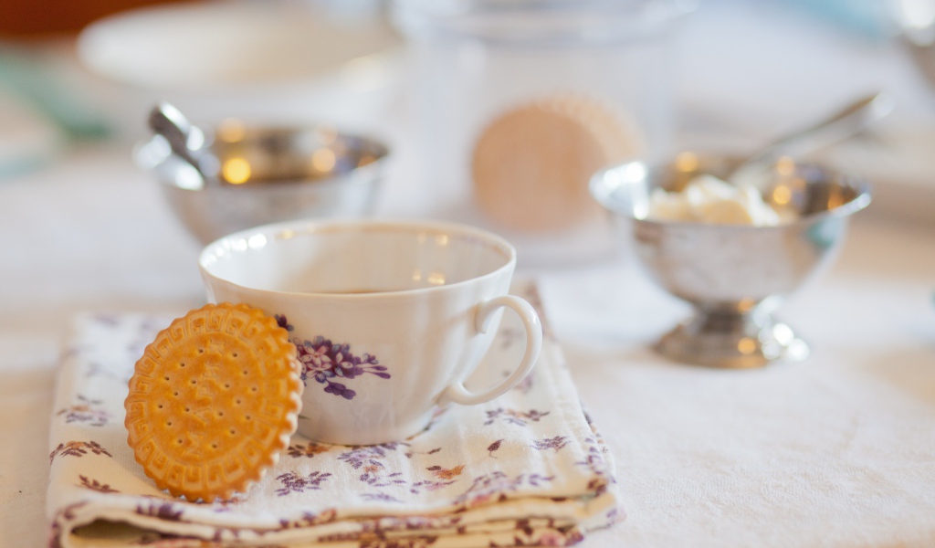 Чашка чаю с печеньем Мария на столе