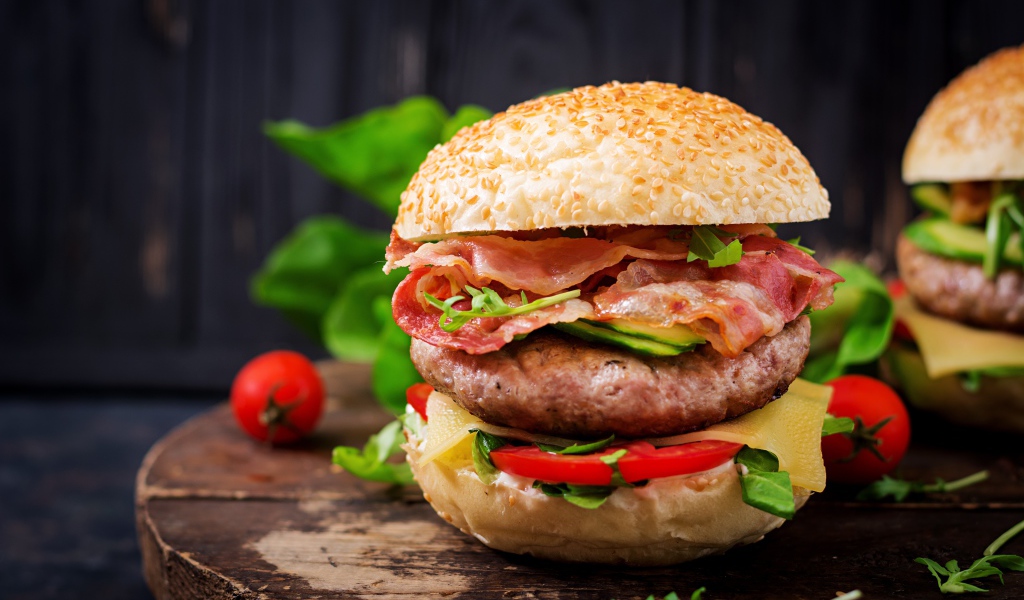 Вкусный аппетитный гамбургер с беконом 