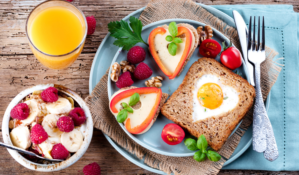 Вкусный легкий завтрак на столе с апельсиновым соком