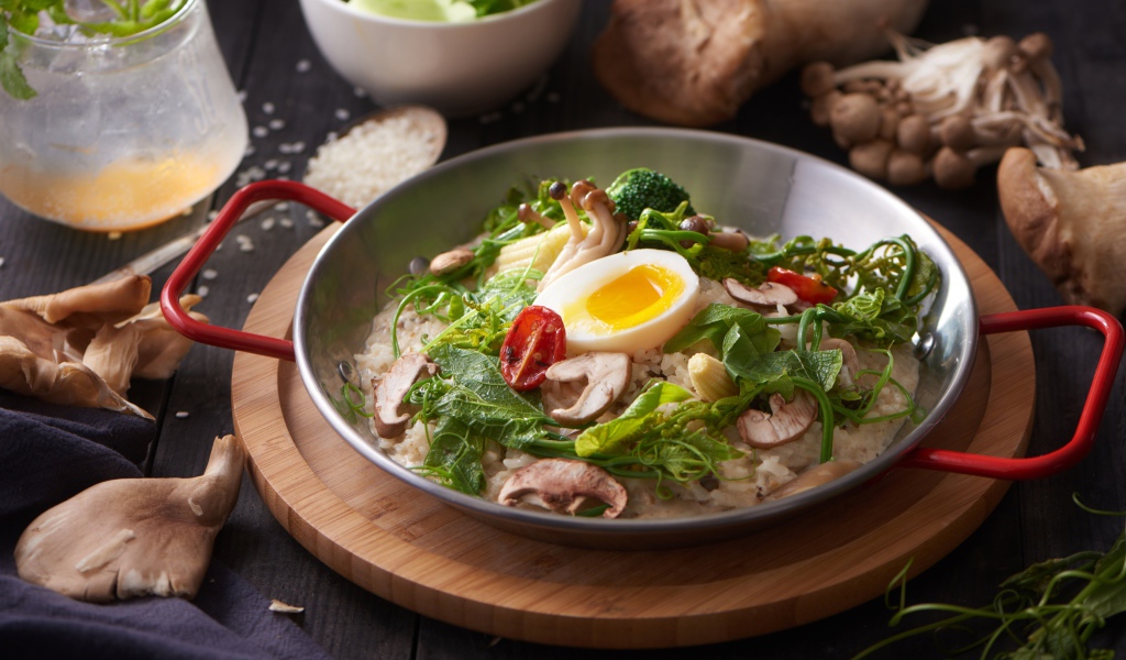 Вкусный рис с овощами и яйцом на столе