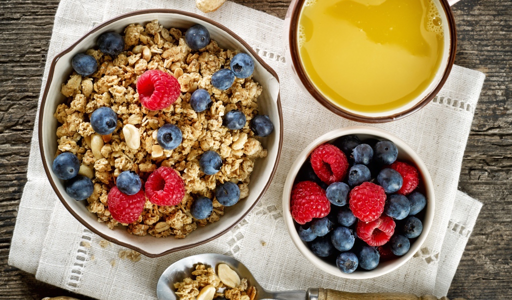 Хлопья с ягодами на столе с соком