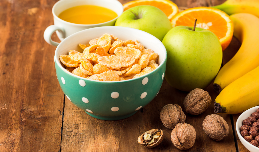 Хлопья с фруктами и орехами на столе