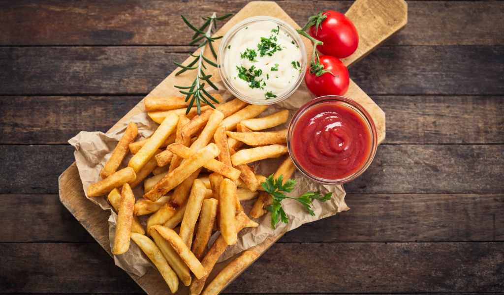 Картофель фри с соусом и кетчупом на доске