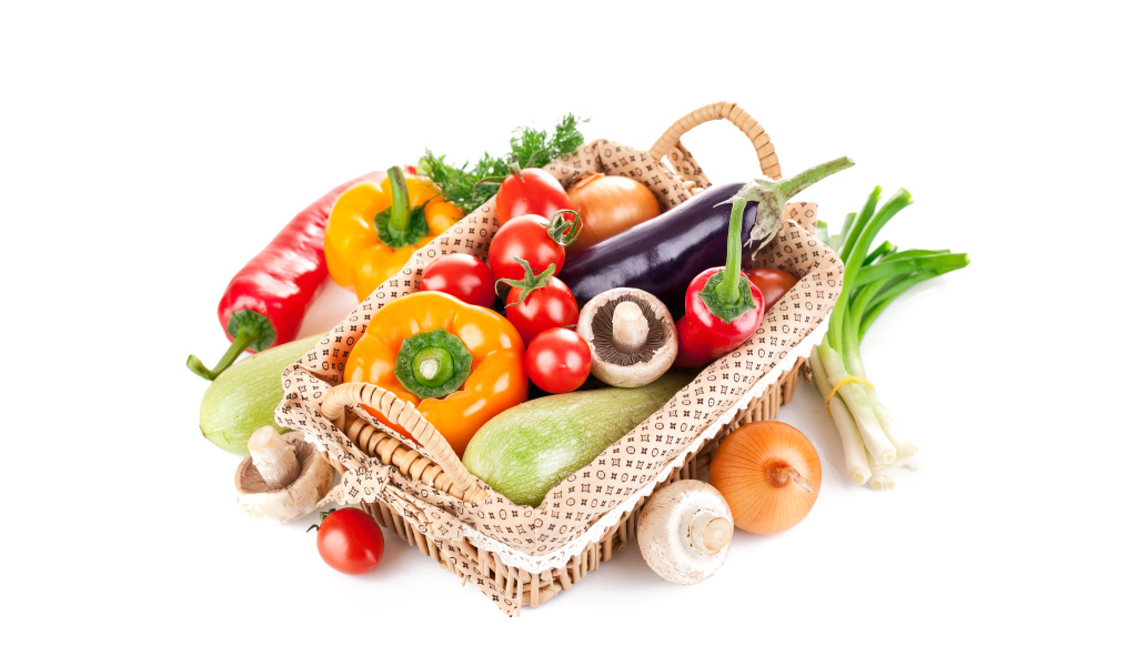 Свежие овощи в корзине на белом фоне