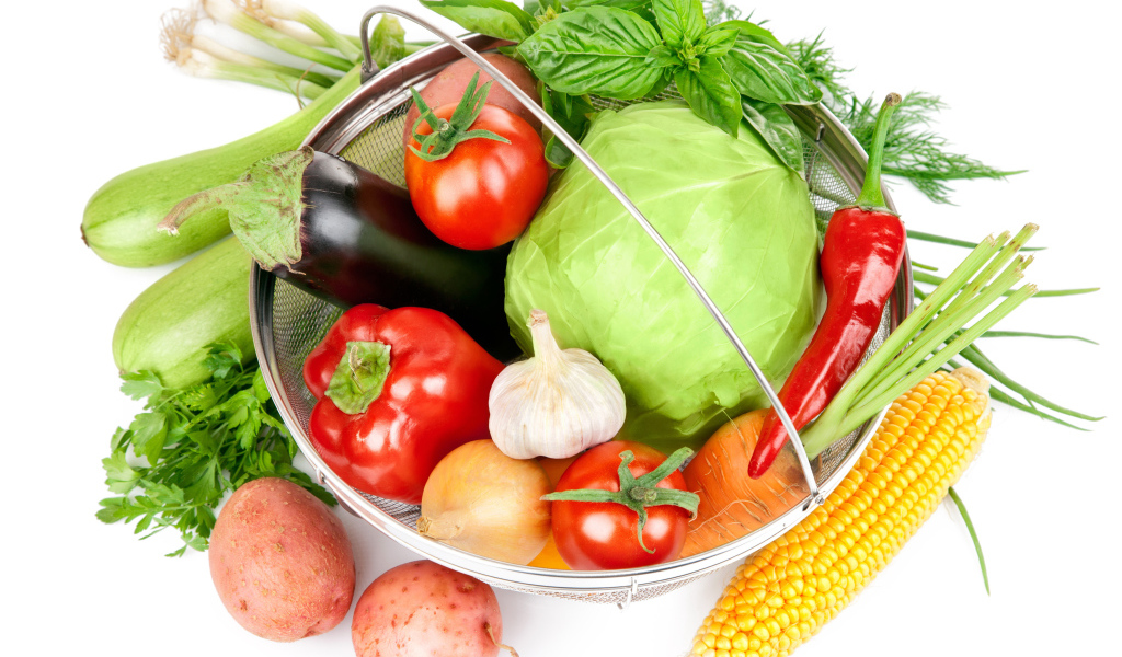 Свежие овощи на белом фоне 