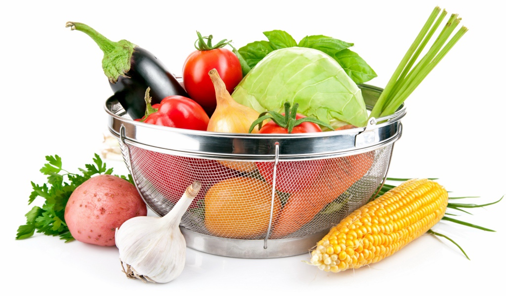 Свежие овощи помидоры, капуста, баклажаны, кукуруза и картофель с чесноком на белом фоне