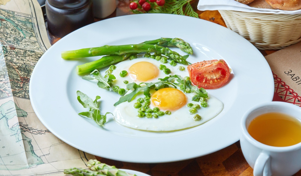 Яичница глазунья на завтрак с зеленым горошком и спаржей 