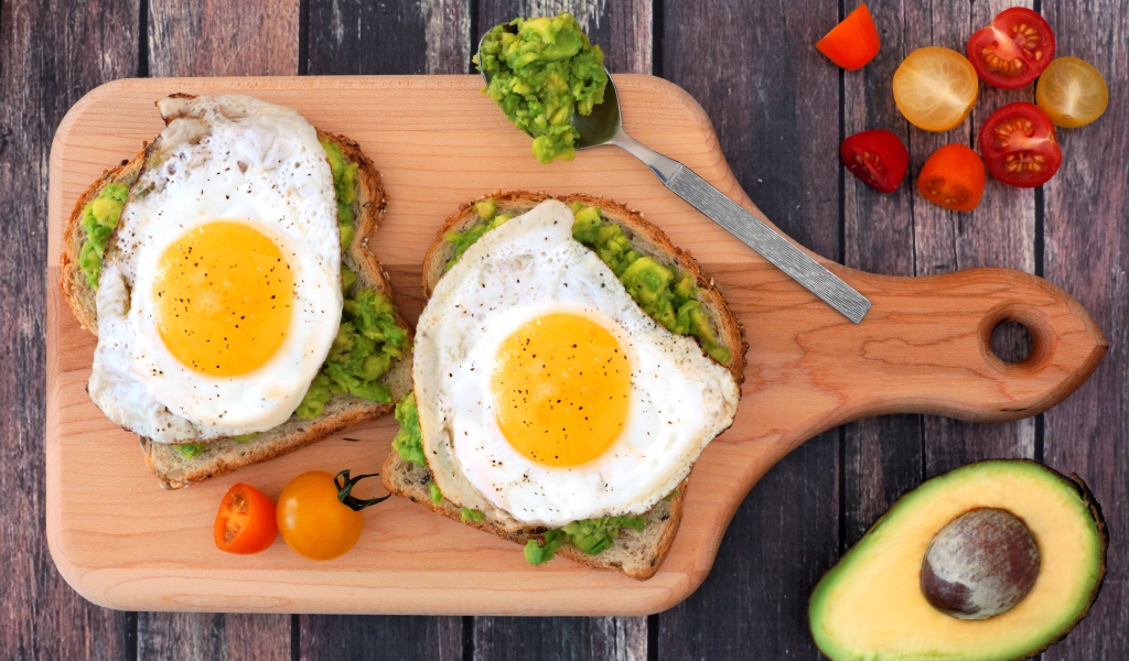 Бутерброды с яичницей на разделочной доске 