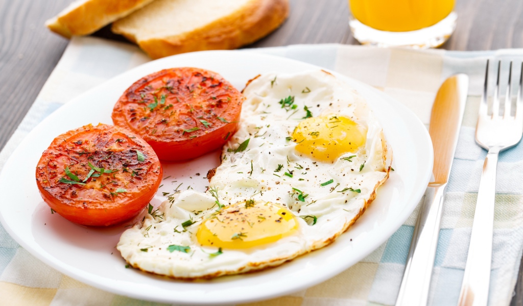 Яичница глазунья с жареными помидорами
