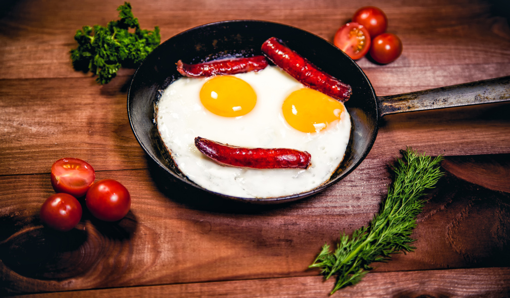 Яичница с сосисками на сковороде