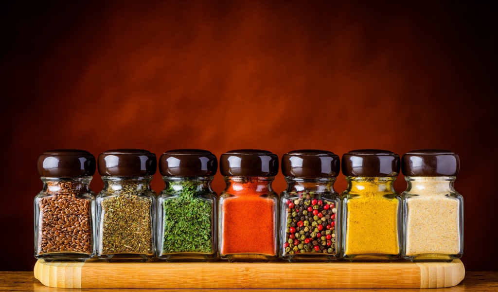 Стеклянные баночки со специями