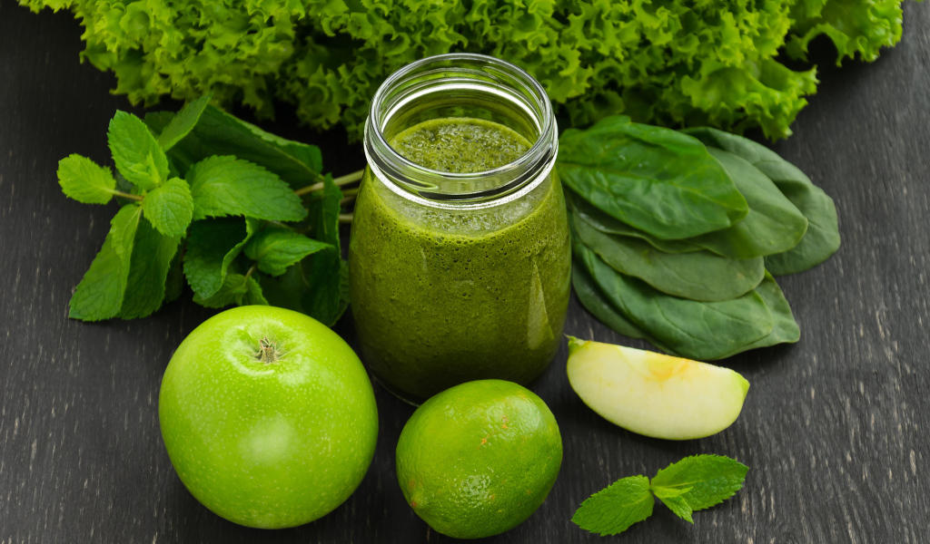 Green smoothies with apple, lime, greens