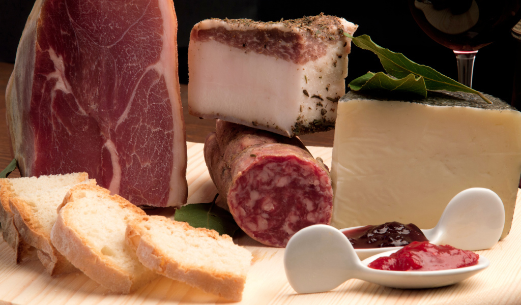 Ветчина, сало, колбаса,сыр и хлеб на столе