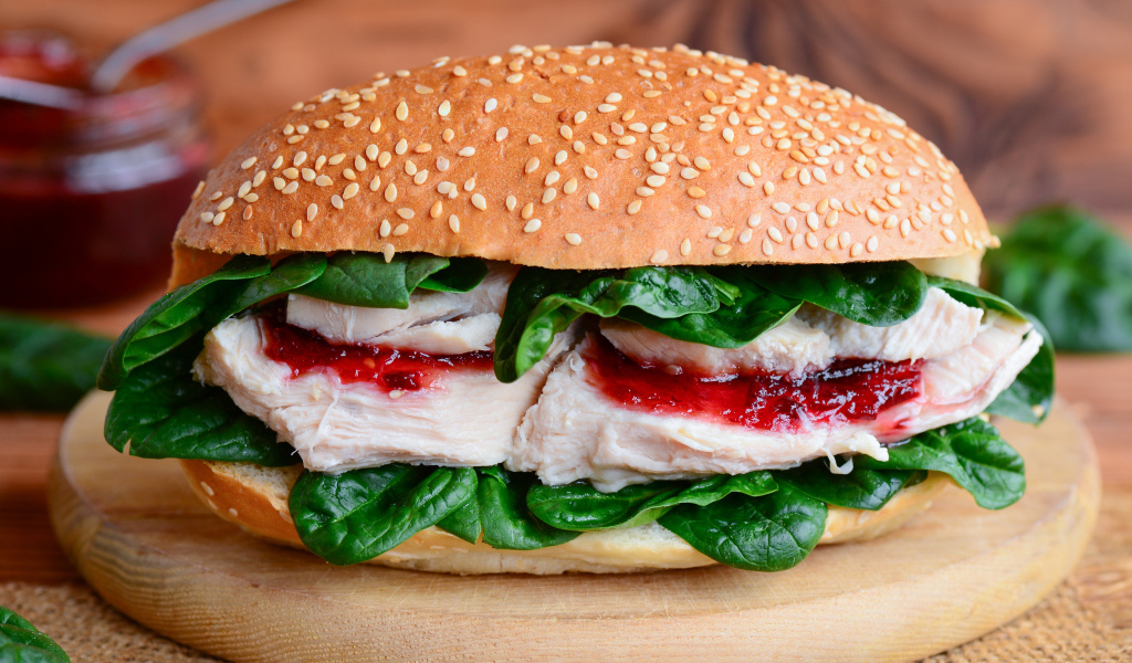 Гамбургер с курицей и зелеными листьями шпината