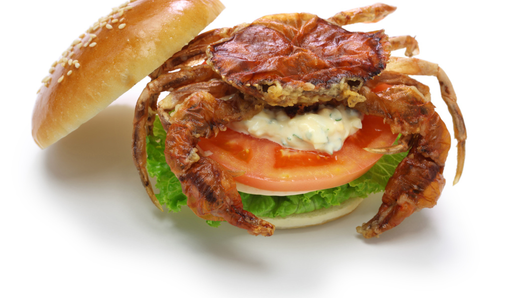 Гамбургер с овощами и крабом на белом фоне